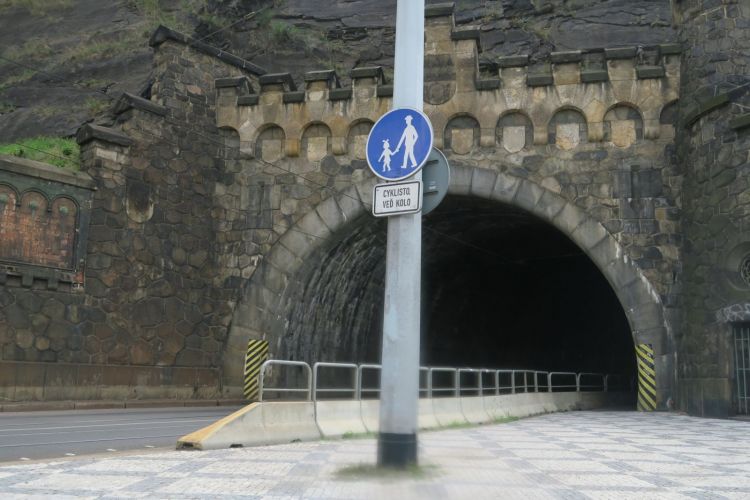 cyklista_01_tunel_v_plne_krase