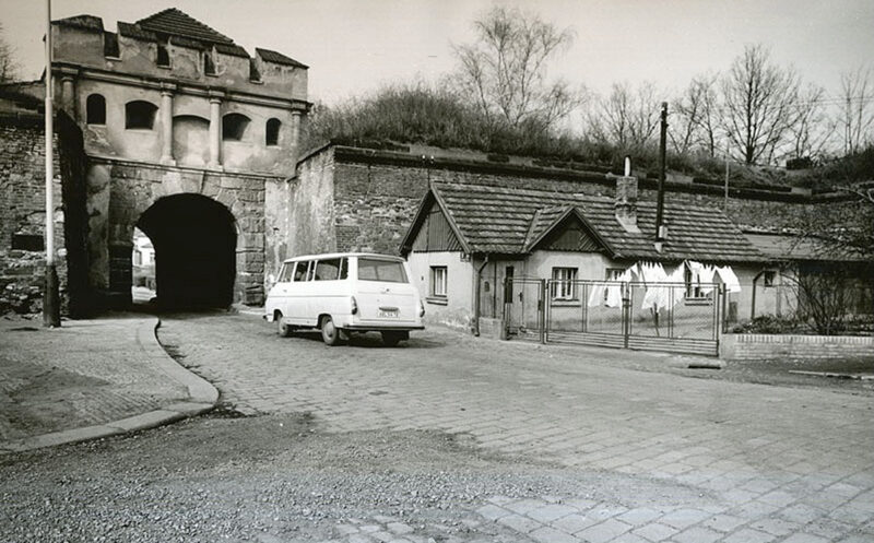 Táborská brána na Vyšehradě – ještě nedávno zabydlená…